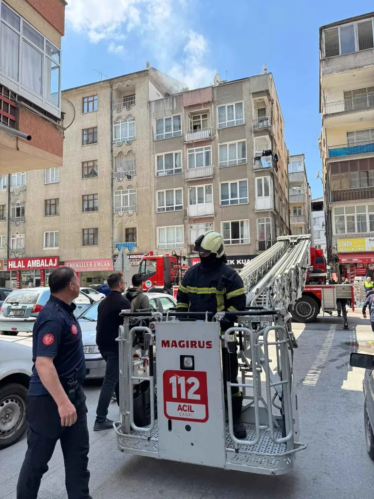 Sahabiye'de Yangın Alarmı! Mahsur Kalanlar Kurtarıldı: 1'i Bebek 5 Kişi Dumandan Etkilendi — haber görseli