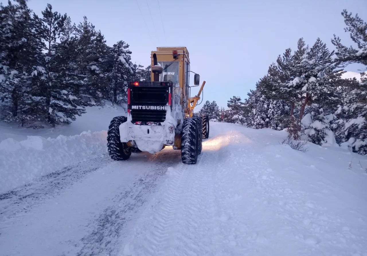 KAYSERİ BÜYÜKŞEHİR'DEN KIŞ MESAİSİ : KIRSALDA 187 YOL AÇILDI, MERKEZDE GECE BOYU TUZLAMA — haber görseli