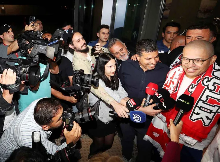 Antalyaspor'un Yeni Teknik Direktörü Alex de Souza, İmza İçin Türkiye'ye Geldi — haber görseli