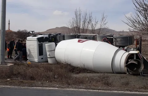 Kayseri- Niğde Karayolunda Kaza! Beton mikseri devrildi: 1 yaralı — haber görseli