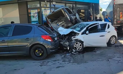 Feci Kaza!  Kontrolden Çıkan Otomobil, Market ve 7 Araca Çarptı: 3 Yaralı — haber görseli