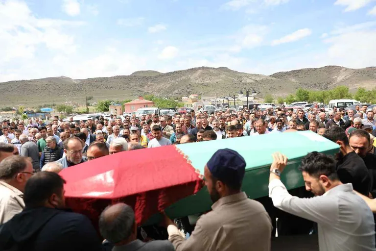Özel Halk Otobüsünün Altında Kalarak Hayatını Kaybeden Genç Anne Defnedildi — haber görseli