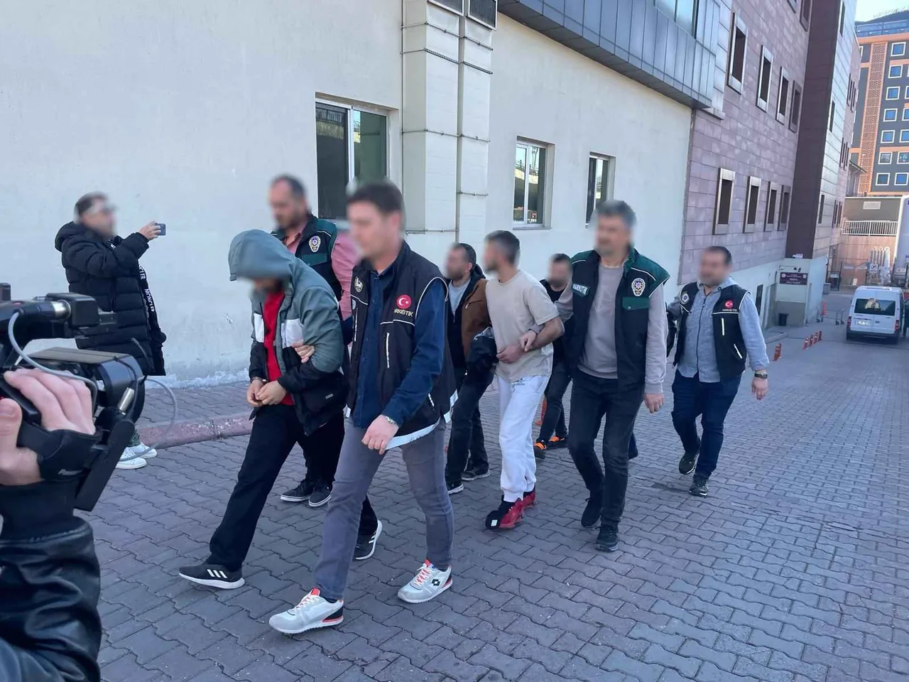 Narkotik Operasyonunda 5 Firari Yakalanarak Cezaevine Teslim Edildi — haber görseli