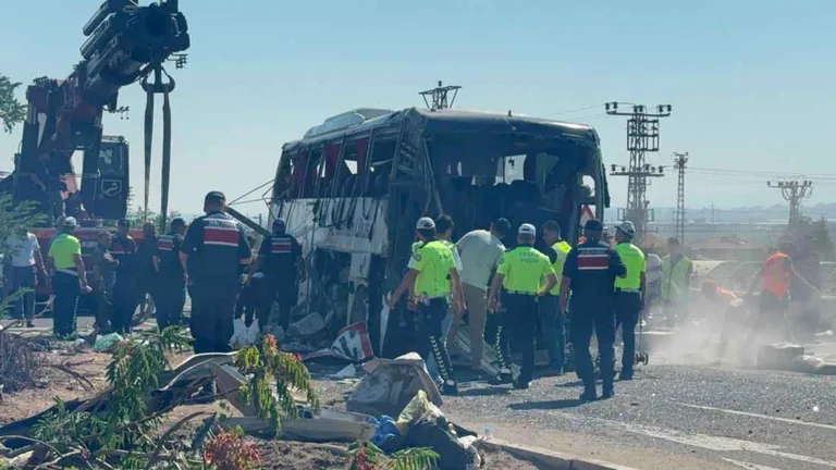 Kayseri'de Can Pazarı! İncesu'da Yolcu Otobüsü Devrildi: 1 Ölü, 23 Yaralı — haber görseli