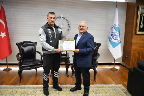 Tramvay Faciasını Önledi! Başkan Büyükkılıç’tan Ayhan Akış’a Teşekkür Belgesi — haber görseli