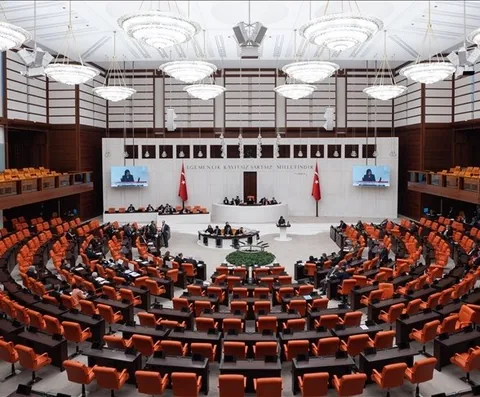 EBEVEYNLERE MÜJDE, DİJİTAL DÜNYAYA DENETİM: YENİ SOSYAL HİZMETLER YASASI KABUL EDİLDİ! — haber görseli