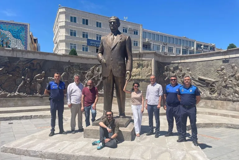 Kayseri'de Atatürk Anıtına Baltalı Saldırı! Atatürk Anıtı onarıldı — haber görseli