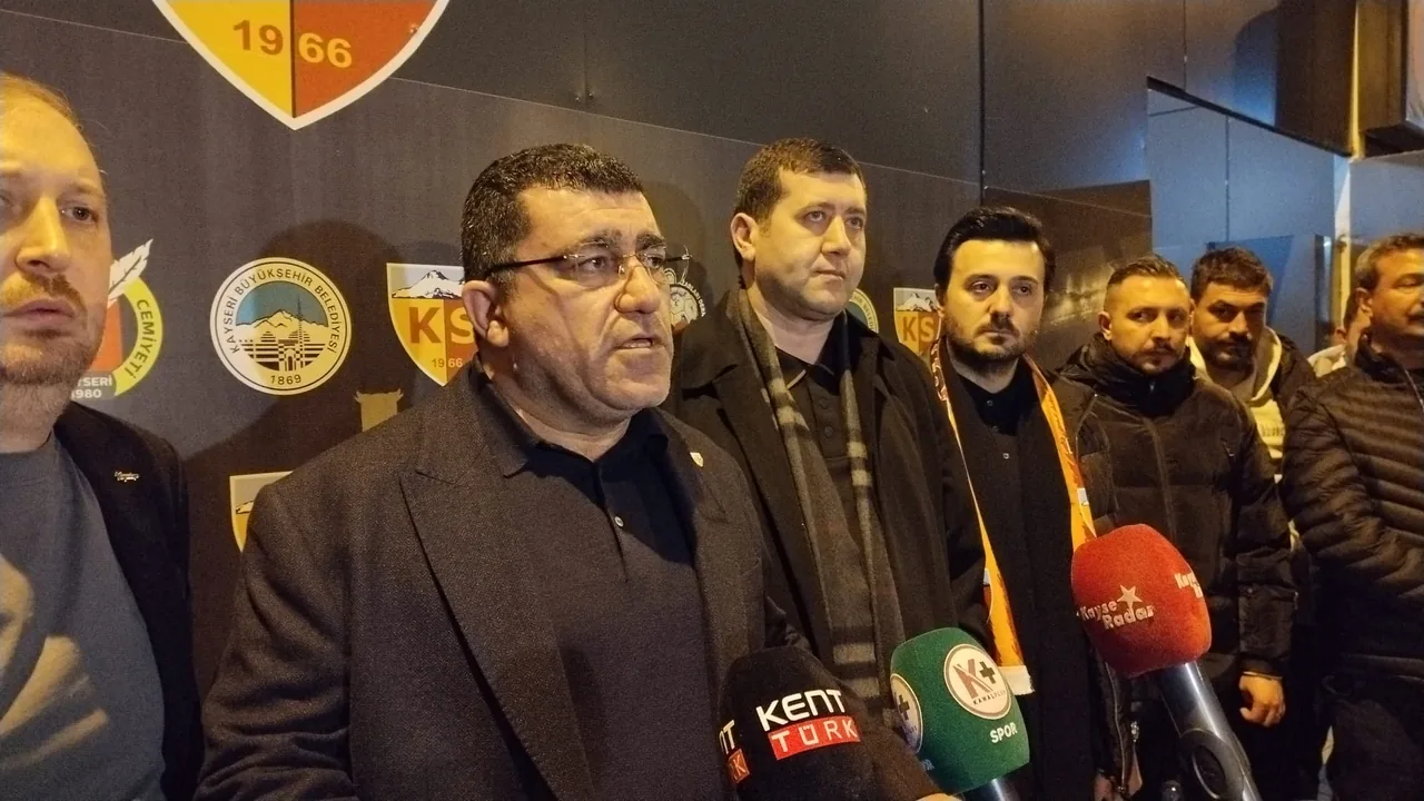 Kayserispor’da Mağlubiyet Sonrası Taraftar İsyanı Etti! Kayserispor Başkanı Açıkalın’dan "Haklılar" İtirafı Geldi — haber görseli