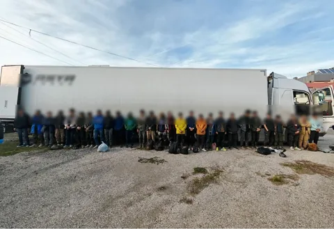 Sivas Son Dakika... Tır Dorsesinde 28 Kaçak Göçmen Yakalandı: Şoför Tutuklandı! — haber görseli