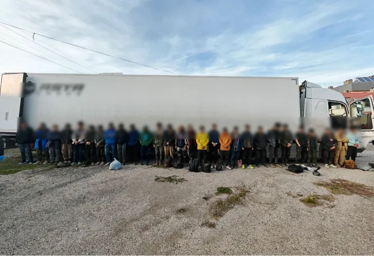 Sivas Son Dakika... Tır Dorsesinde 28 Kaçak Göçmen Yakalandı: Şoför Tutuklandı! — haber görseli