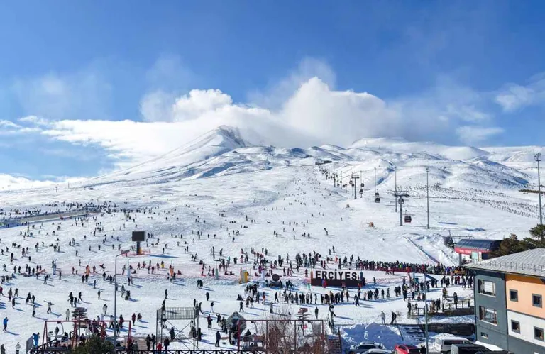 Erciyes’te Hafta Sonu İğne Atsan Yere Düşmüyor! — haber görseli