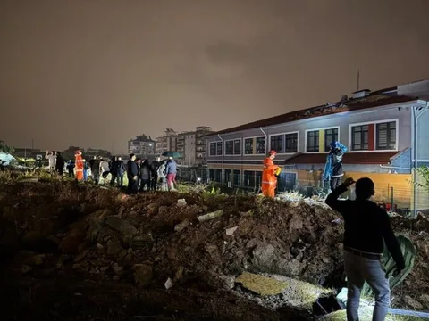 Antalya Kepez'de Hortum Dehşeti: 4 İşçi Hayatını Kaybetti, 1 İşçi Yaralandı — haber görseli