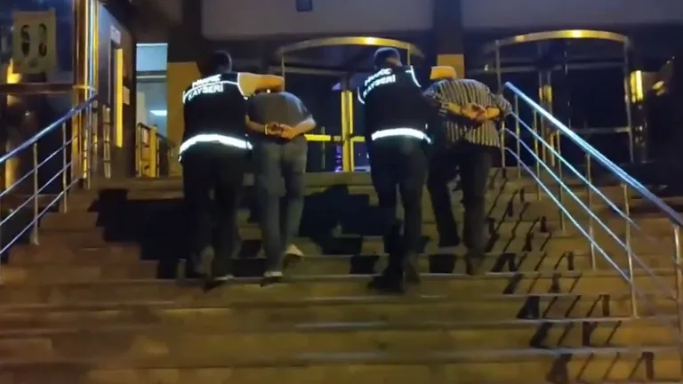 Kayseri'de Torbacılara Operasyon: Uyuşturucu ve Silahlarla 8 Şüpheli Yakalandı — haber görseli
