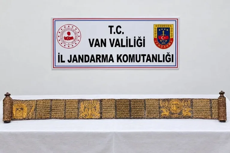 Van’da Tevrat olduğu değerlendirilen tarihi eser ele geçirildi — haber görseli