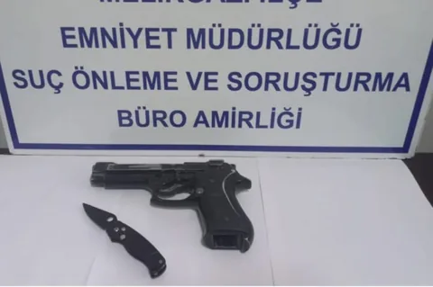 Cumhuriyet Meydanı’nda Bıçaklı Yaralama! 18 Yaşındaki İki Suç Makinası Kıskıvrak Yakalandı — haber görseli