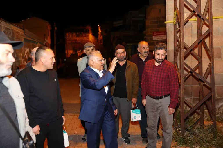 Başkan Büyükkılıç, Teravih Sonrası Vatandaşlarla Kucaklaştı — haber görseli