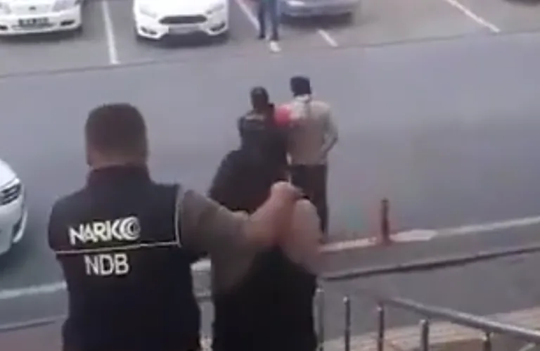 Kayseri'de Narkotik Baskını: 17 ve 30 Yaşındaki Zehir Tacirleri Yakalandı! — haber görseli