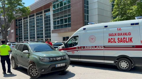 Kayseri Sahabiye'de  Otomobil ile Motosiklet Çarpıştı: Kurye Yaralandı — haber görseli