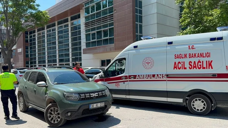 Kayseri Sahabiye'de  Otomobil ile Motosiklet Çarpıştı: Kurye Yaralandı — haber görseli