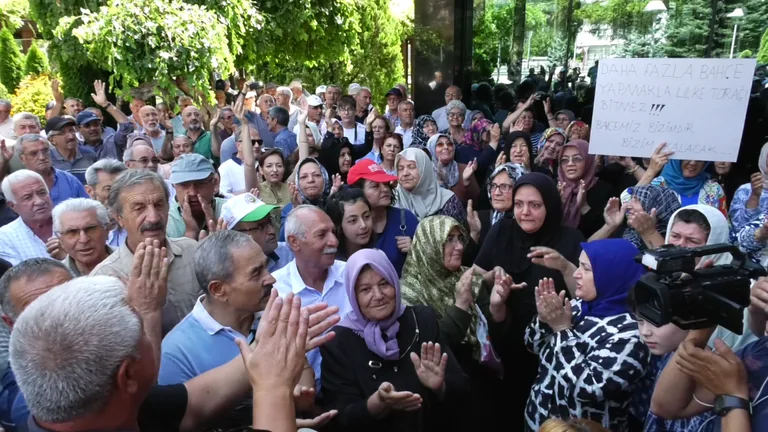 Hobi Bahçesi Kura Çekiminde Gerilim! Kurada çıkmayanlar belediyeye yürüdü — haber görseli