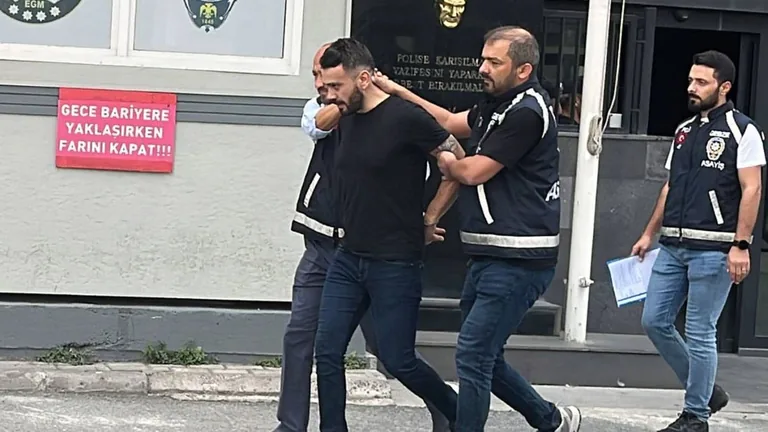 Hız yapan şoförü uyardı: Çocuğunun yanında darp edildi — haber görseli
