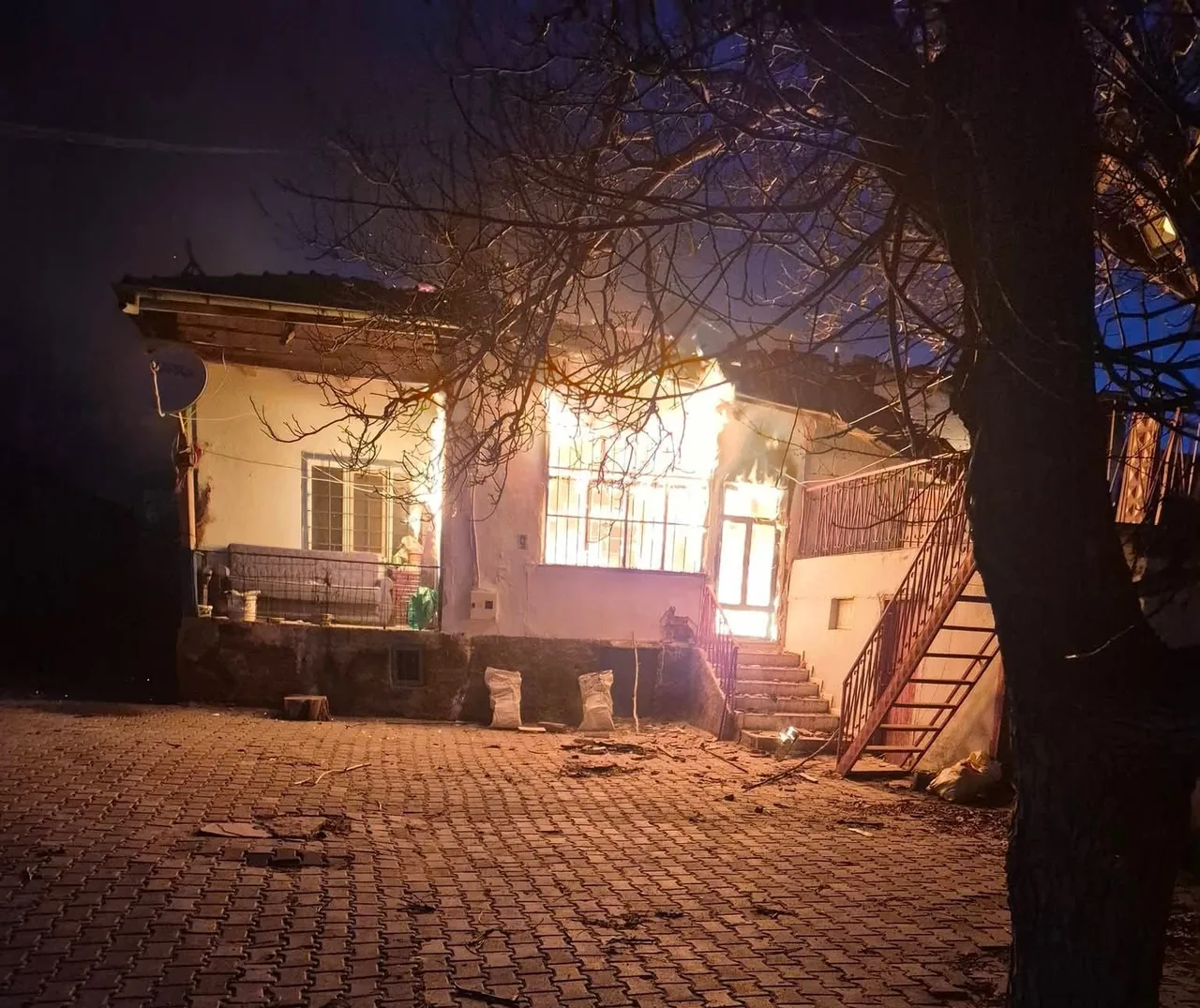 Felahiye'de Korku Dolu Gece! Müstakil Ev Alevlere Teslim — haber görseli