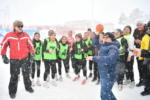 KAR HENTBOL ŞAMPİYONASI, TÜRKİYE’DE İLK KEZ ERCİYES’TE GERÇEKLEŞTİ — haber görseli