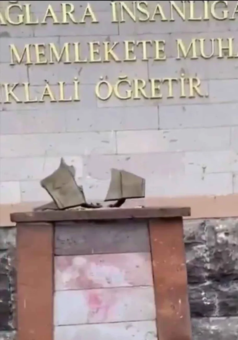 KAYSERİ’DE ALÇAK SALDIRI: OKUL BAHÇESİNDE ÇİRKİN PROVOKASYON: ATATÜRK BÜSTÜNE BALTAYLA SALDIRAN ŞAHIS YAKALANDI! — haber görseli