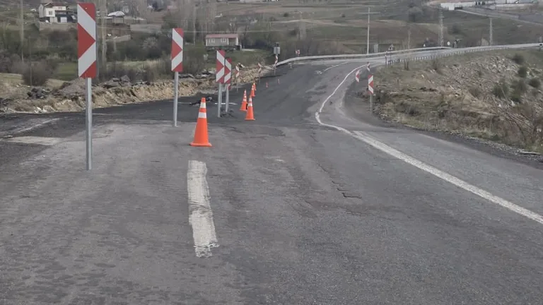 Kayseri-Felahiye Yolu Kapanıyor: Sürücüler Dikkat! YOL ÇÖKTÜ — haber görseli