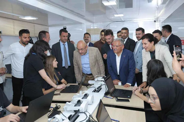 Kayseri’de ‘Mobil Dijital Gençlik Merkezi’ Hizmete Girdi — haber görseli