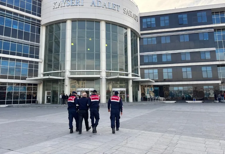 Hunat Mahallesi'nde Nefes Kesen Operasyon! 61 Yıl Hapis Cezası Bulunan Firari Yakalandı — haber görseli