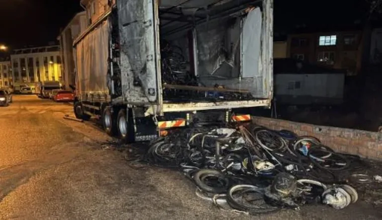 Eskişehir'de park halindeki kamyonun dorsesinde yangın çıktı — haber görseli