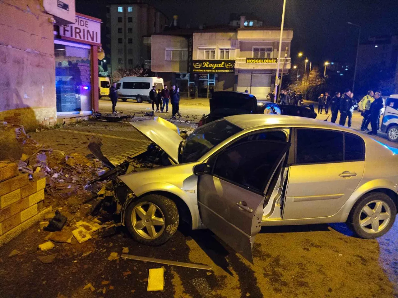 Son Dakika... Gece Yarısı Dehşet! İki Otomobil Kafa Kafaya Çarpıştı: 1’i Ağır 5 Yaralı — haber görseli
