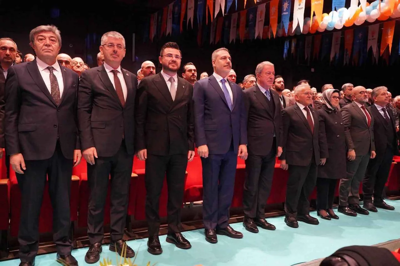 HAKAN FİDAN KAYSERİ’DEN DÜNYAYA SESLENDİ: TÜRKİYE DİZGİNLERİ ELİNE ALDI! ARTIK OTOMATİK PİLOTTA DEĞİL — haber görseli