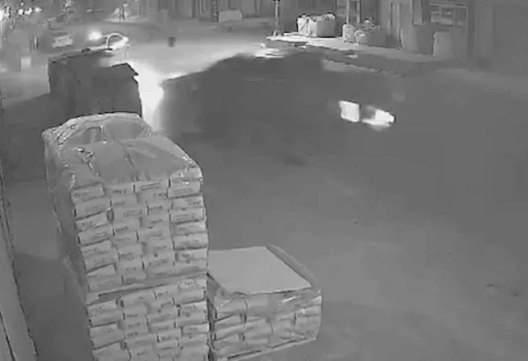 Eski Sanayi Bölgesinde Kaza: Polis Aracı ve Arazi Aracı Çarpıştı — haber görseli