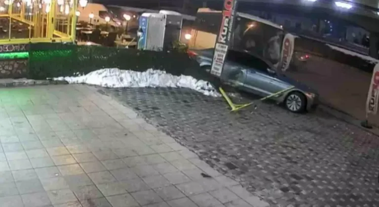 Kayseri'de Korkunç Kaza! İşçi Servisi, Kırmızı Işıkta Bekleyen Araçlara Çarptı: 7 Yaralı — haber görseli