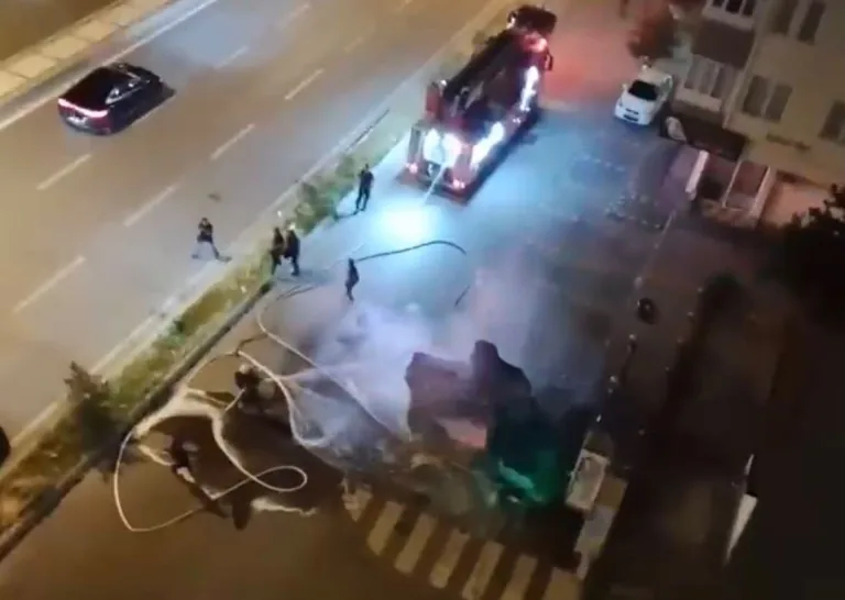 Şarj İstasyonunda Korku Dolu Anlar! Elektrikli Araç Patladı... O Anlar Kamerada — haber görseli