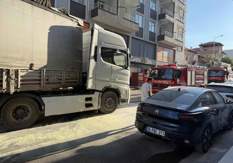 Kayseri Yahyalı'da Seyir Halindeki TIR'ın Dorsesi Alev Aldı! Facia Son Anda Önlendi — haber görseli