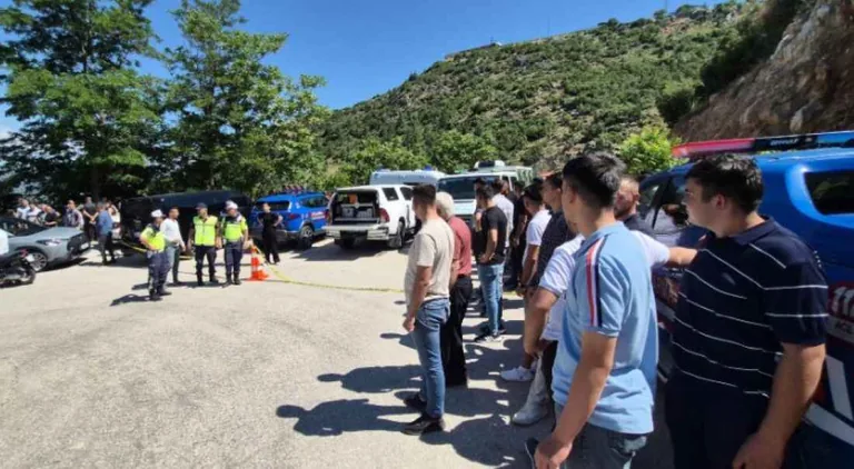 Yol Kenarında Korkutan Manzara! Isparta’da Park Halindeki Araçta 2 Genç Ölü Bulundu — haber görseli