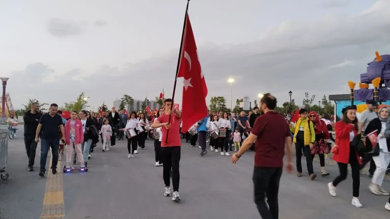 19 Mayıs Gençlik ve Spor Bayramı kapsamında fener alayı yürüyüşü düzenlendi — haber görseli