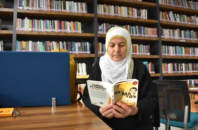 61 Yaşındaki Şaziye Yiğithal, Kitap Okuma Tutkusuyla Gençlere Örnek Oluyor — haber görseli