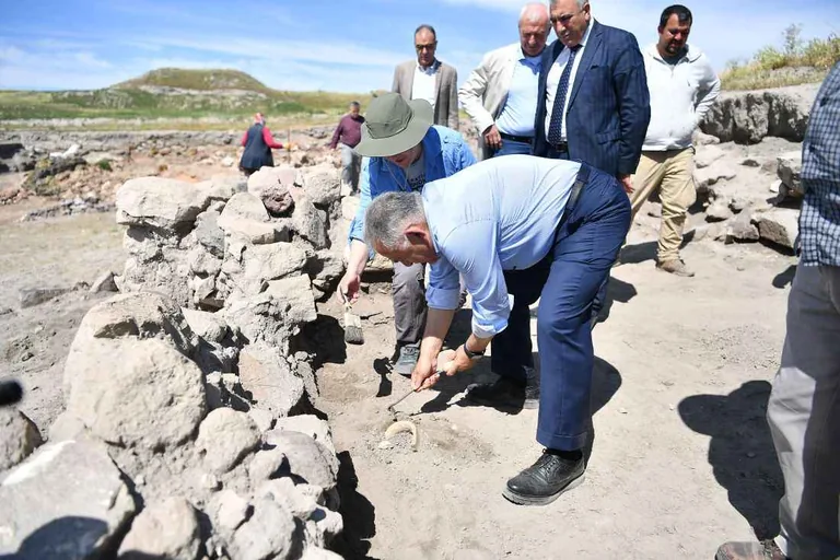 Başkan Büyükkılıç, eline kazma ve fırçayı alarak kazı çalışması gerçekleştirdi — haber görseli