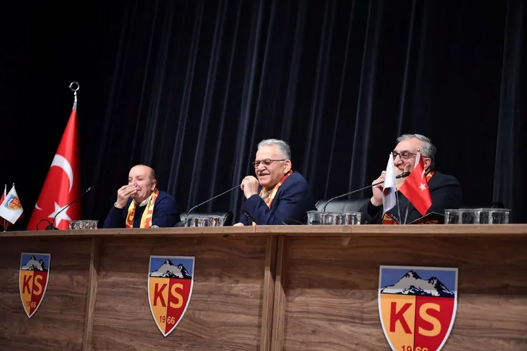 Büyükkılıç, Kayserispor Genel Kurulu'nda Divan Başkanlığı Yaptı! Nurettin Açıkalın Yeniden Başkan Seçildi — haber görseli