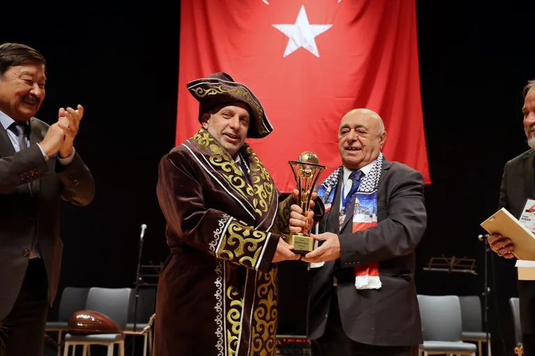 Çapan giydirildi, Kazak Hanı ilan edildi! Başkan Mustafa Yalçın’a “Türk Dünyası Üstün Hizmet Ödülü” — haber görseli