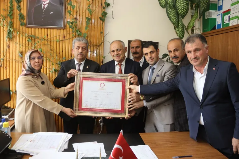 Başkan Esat Öztürk Mazbatasını Alarak 3.Dönemine Başladı — haber görseli