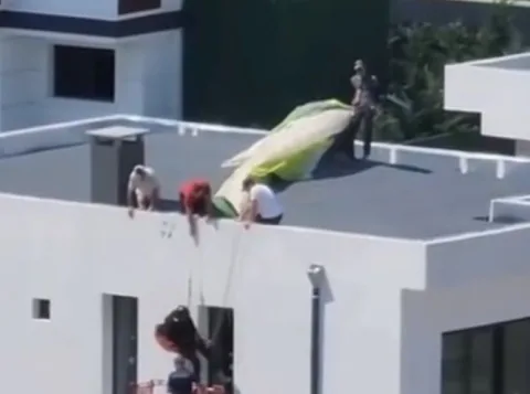 Kontrolünü Kaybeden Paraşütçü Çatıda Asılı Kaldı! Kurtarma Operasyonu Nefes Kesti — haber görseli