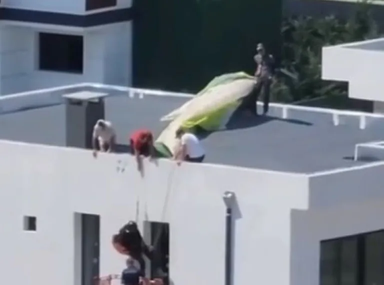 Kontrolünü Kaybeden Paraşütçü Çatıda Asılı Kaldı! Kurtarma Operasyonu Nefes Kesti — haber görseli