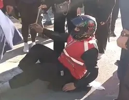 Motokurye, Kırmızı Işıkta Bekleyen Otomobile Çarptı — haber görseli