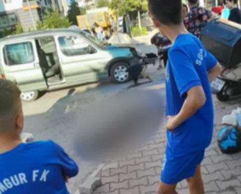 Mithatpaşa Mahallesi’nde Korkunç Kaza! Seyir Halindeki Otomobil Motokuryeye Çarptı — haber görseli
