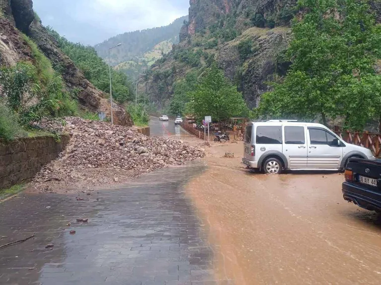 Yahyalı’yı sağanak vurdu! Kapuzbaşı ve Büyükçakır’da sel, Çağlayan yolunda göçük — haber görseli